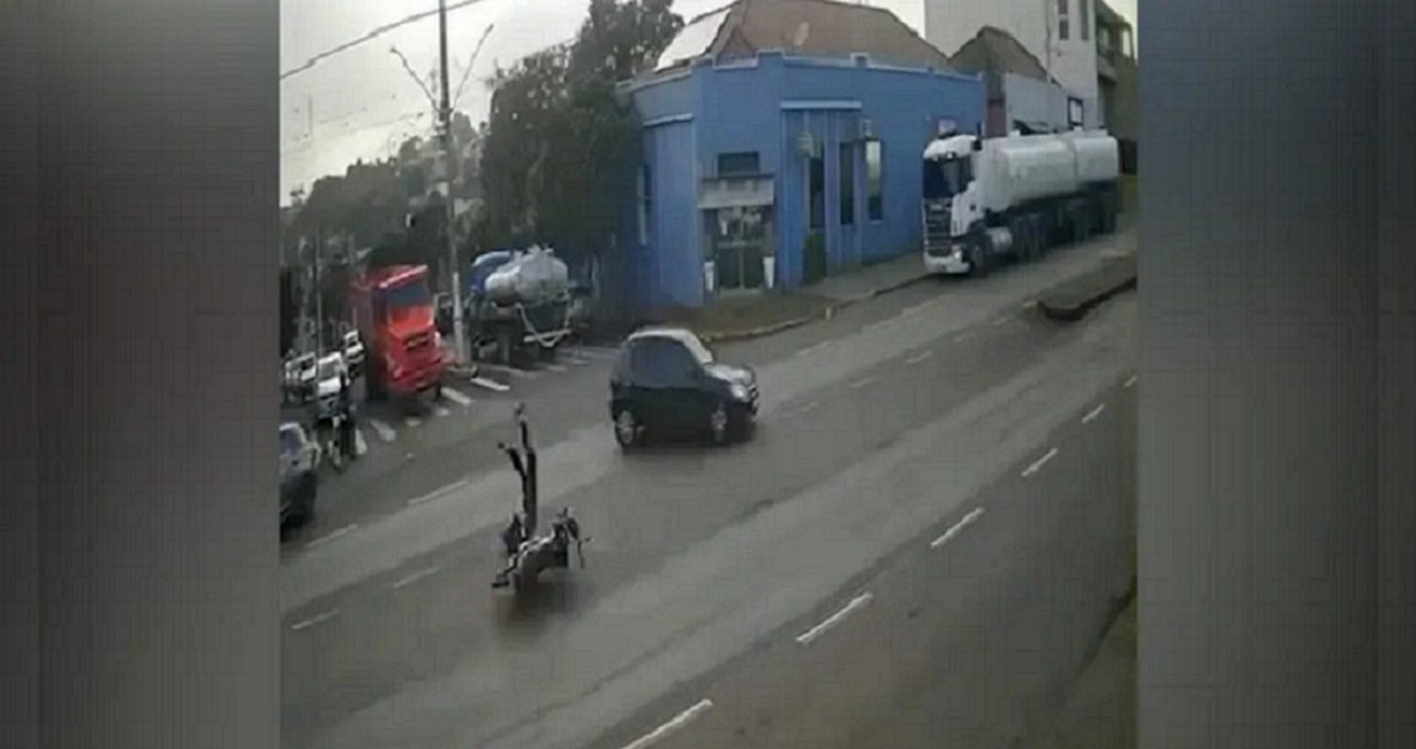 Motociclista dá pirueta no ar ao colidir com carro em Califórnia