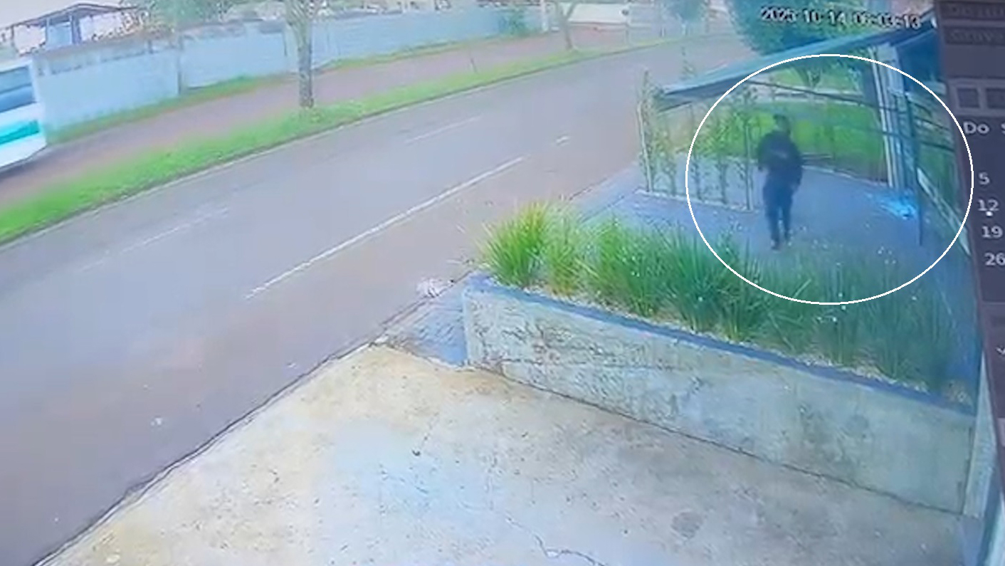 Câmera flagra homem arrombando estabelecimento comercial em plena luz do dia em Cascavel
