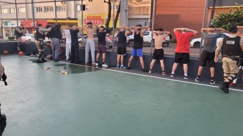 ROCAM interrompe jogo de basquete e apreende maconha em Cascavel Imagem referente a ROCAM interrompe jogo de basquete e apreende maconha em Cascavel