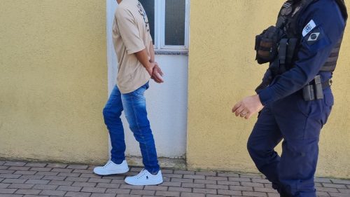 Devendo R$ 5 mil em pensão alimentícia, homem é preso pela Guarda Municipal Imagem referente a Devendo R$ 5 mil em pensão alimentícia, homem é preso pela Guarda Municipal