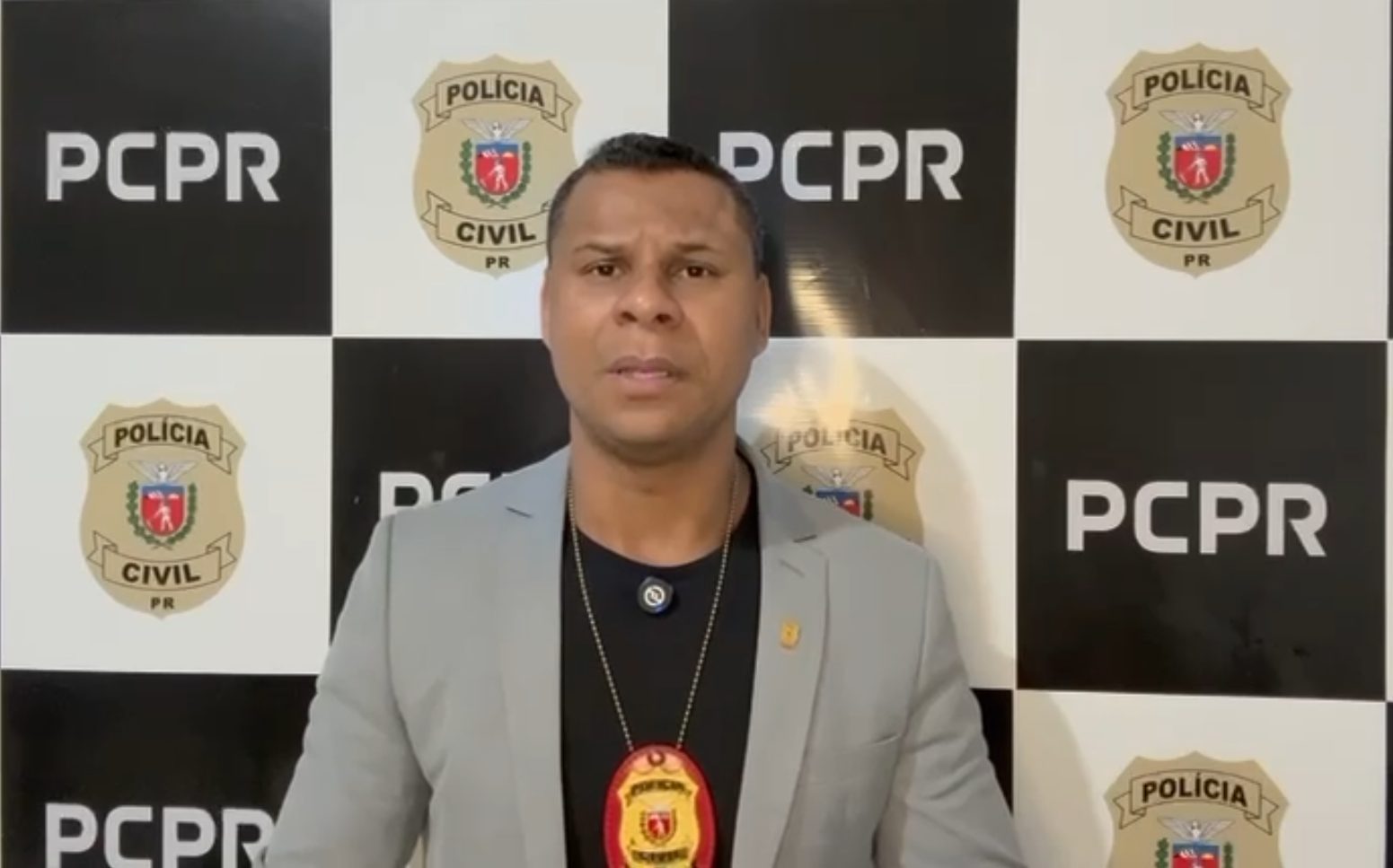Filha presencia ataque brutal do pai à mãe: Homem agride mulher e bate cabeça dela no carro