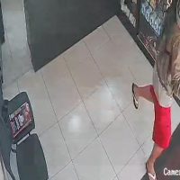 Imagem referente a Imagens revelam ação de ladrão em loja de celulares na Avenida Carlos Gomes