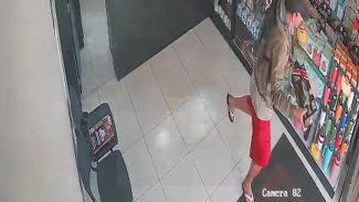 Imagens revelam ação de ladrão em loja de celulares na Avenida Carlos Gomes Imagens revelam ação de ladrão em loja de celulares na Avenida Carlos Gomes