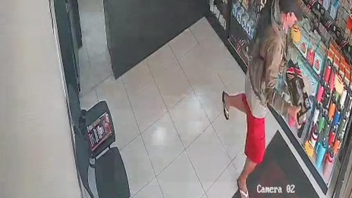 Imagens revelam ação de ladrão em loja de celulares na Avenida Carlos Gomes Imagem referente a Imagens revelam ação de ladrão em loja de celulares na Avenida Carlos Gomes