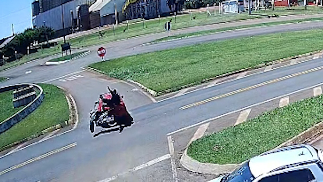 Gol atravessa rodovia e é atingido em cheio por motociclista na BR-277