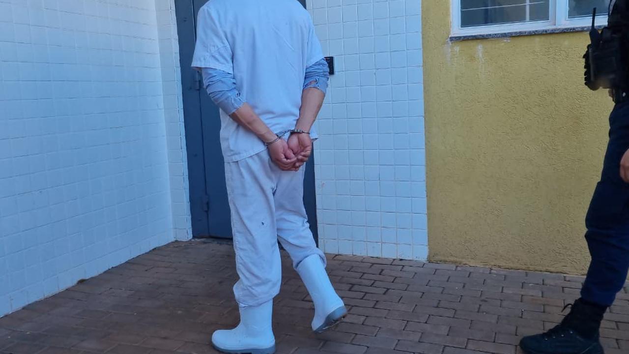Cubano é detido após agredir mulher com socos e tapas em frigorífico de Cascavel