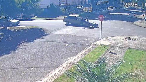 Imagem referente a Imagens fortes! Câmera flagra colisão entre carro e moto no Pioneiros Catarinenses