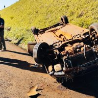 Imagem referente a Prejuízo milionário: Polo carregado com vacina fica destruído em capotamento na PRc-467, em Cascavel