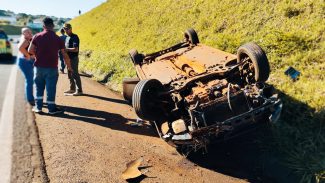 Prejuízo milionário: Polo carregado com vacina fica destruído em capotamento na PRc-467, em Cascavel