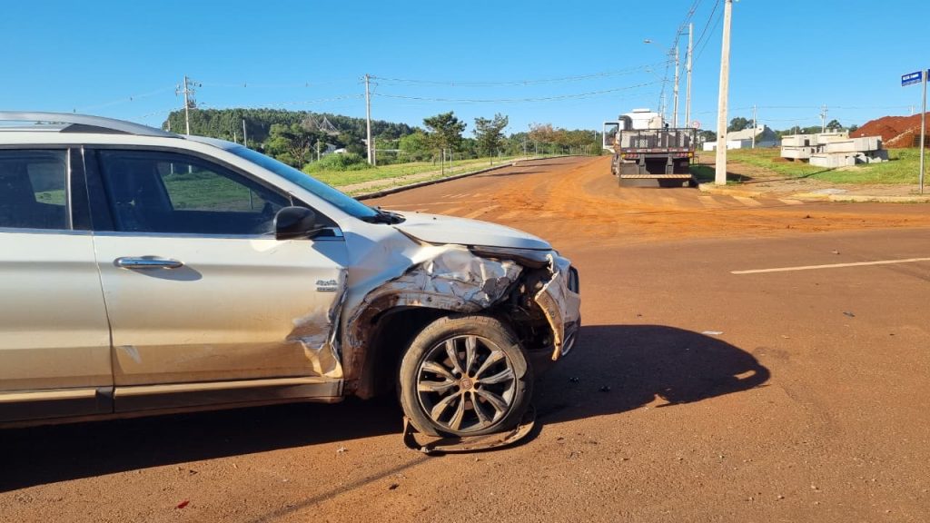 Fiat Toro e carreta se envolvem em acidente na Avenida Guaíra em Cascavel