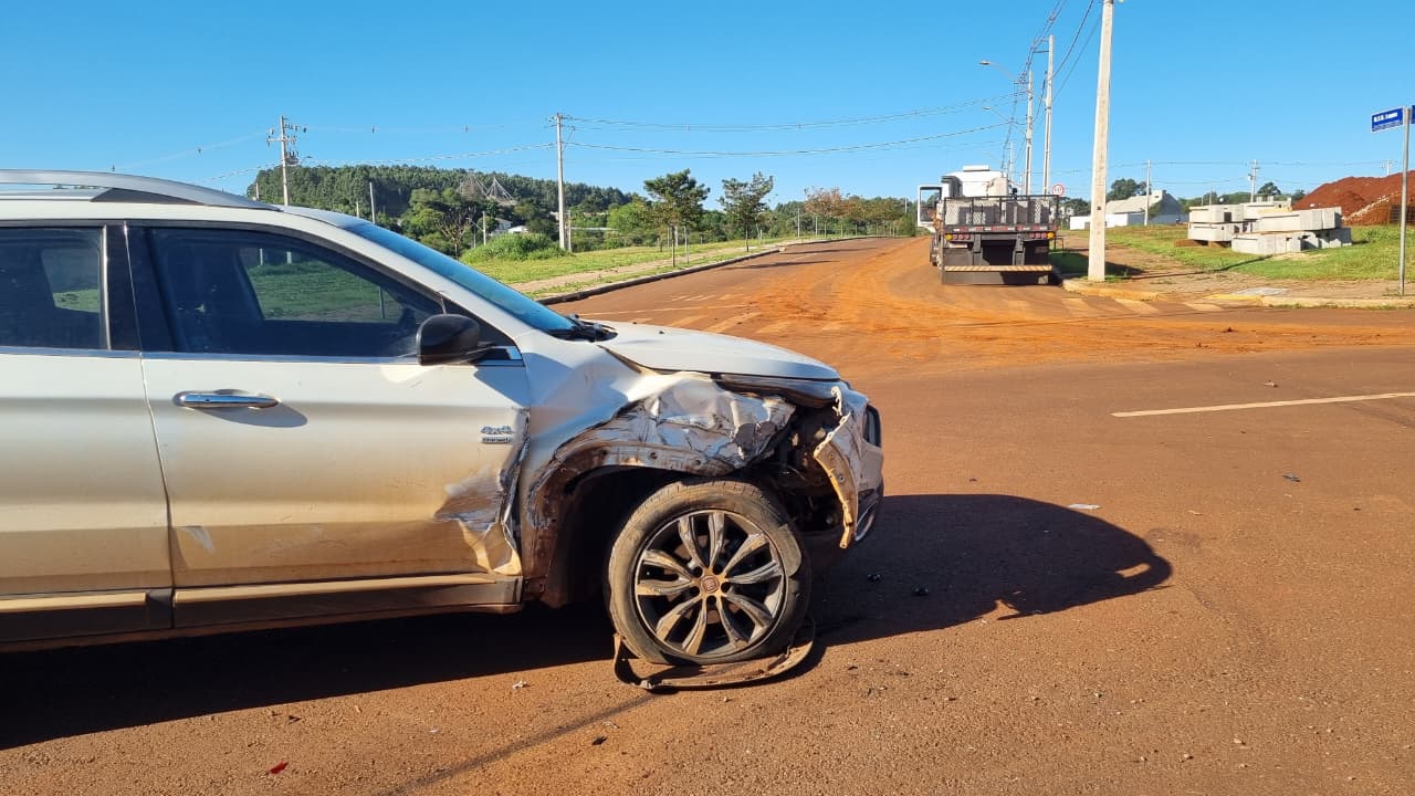 Fiat Toro e carreta se envolvem em acidente na Avenida Guaíra em Cascavel