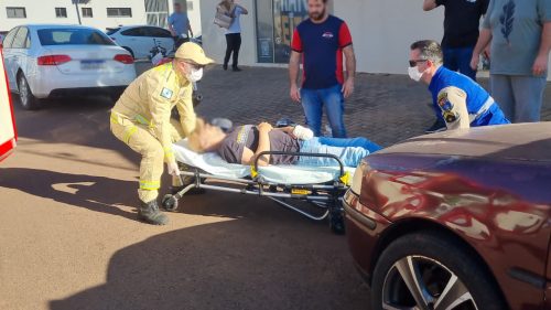 Motociclista fica ferido em colisão entre moto e carro no bairro Alto Alegre, em Cascavel Imagem referente a Motociclista fica ferido em colisão entre moto e carro no bairro Alto Alegre, em Cascavel