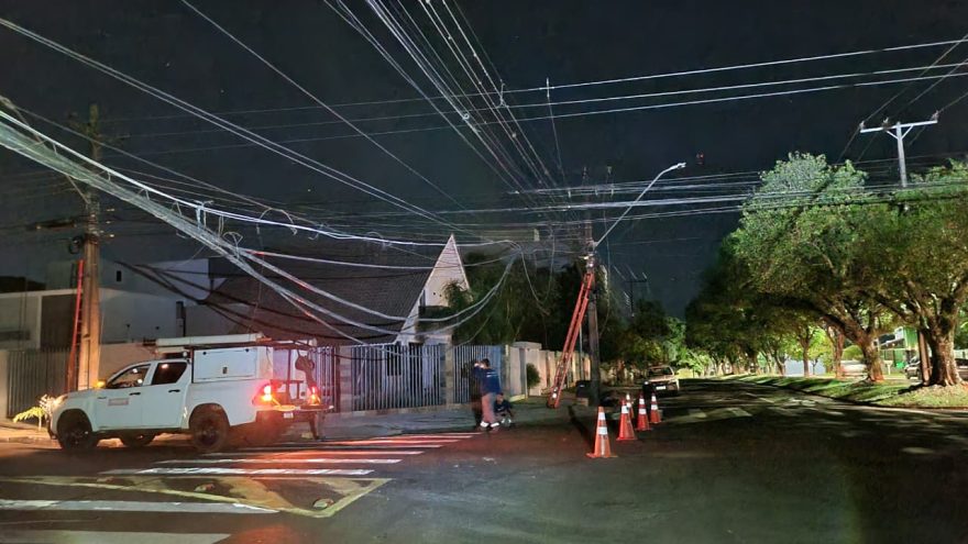Equipes da Copel trabalham para restabelecer energia no Bairro Tropical