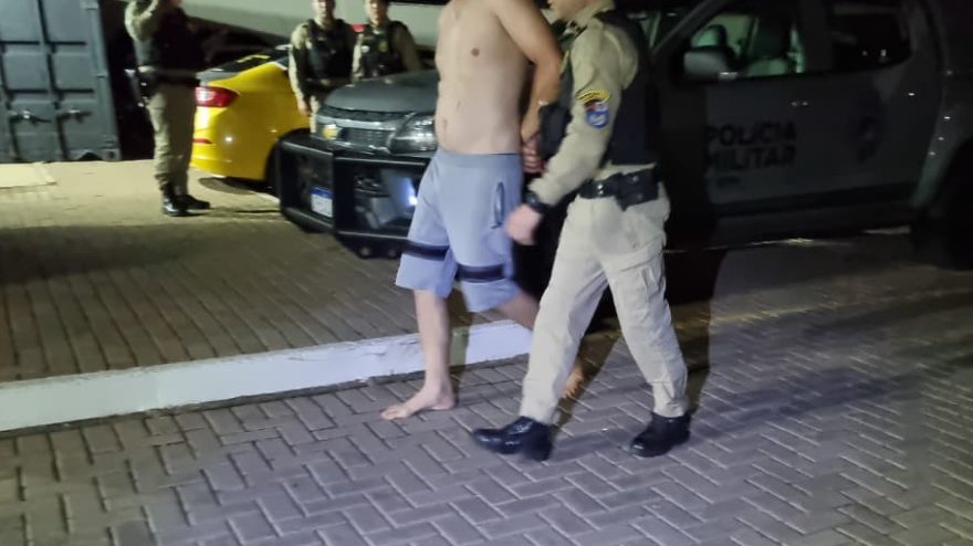 Jovem deixa posto de combustíveis sem pagar e é detido pela PM no Riviera