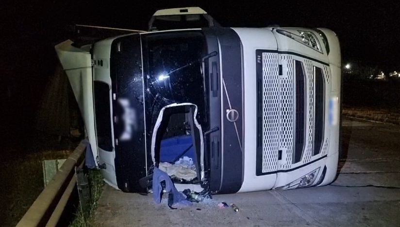 Carreta carregada com açúcar tomba na BR-163 na região de Santa Tereza do Oeste