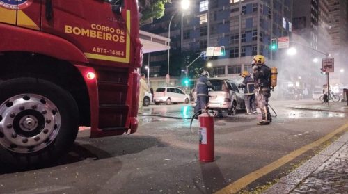 Peugeot é consumido por incêndio no Centro de Curitiba