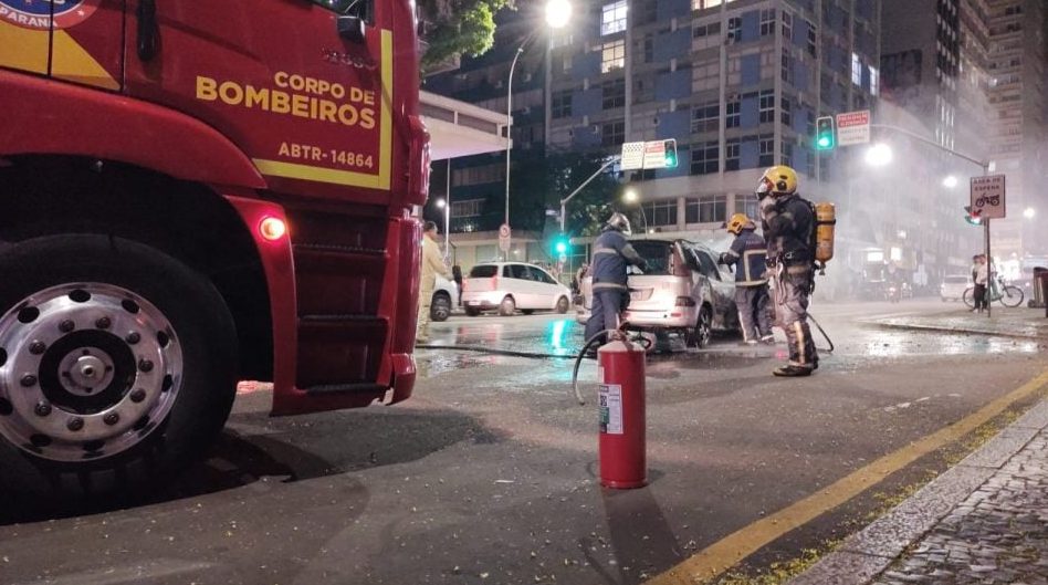 Peugeot é consumido por incêndio no Centro de Curitiba