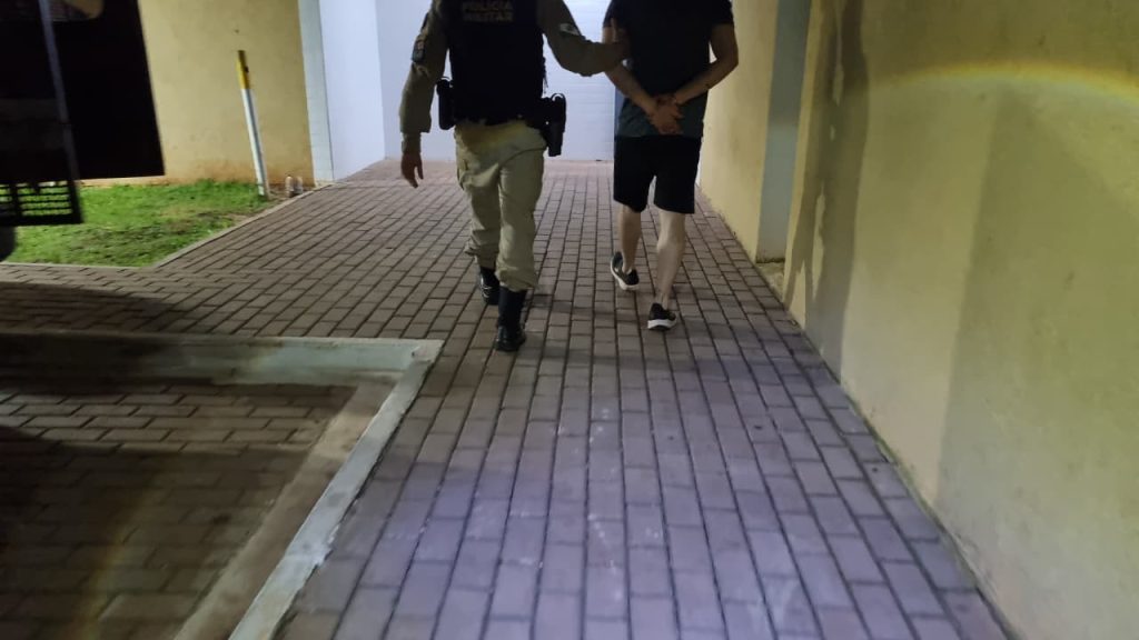 Mulher usa sinal combinado para pedir socorro e polícia prende agressor no bairro Tropical Mulher usa sinal combinado para pedir socorro e polícia prende agressor no bairro Tropical