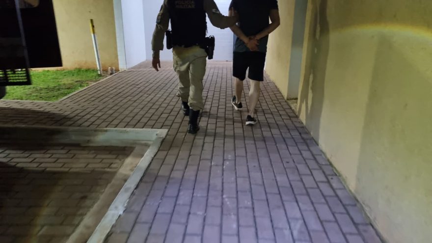 Mulher usa sinal combinado para pedir socorro e polícia prende agressor no bairro Tropical