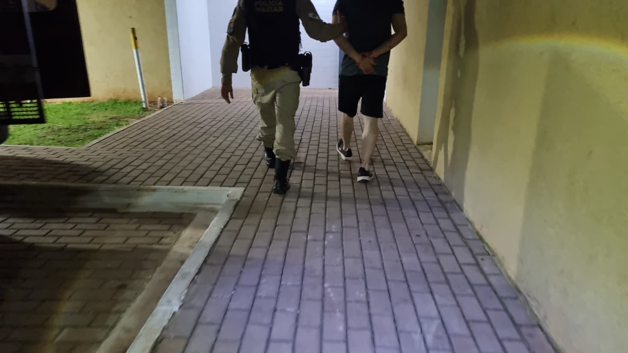 Mulher usa sinal combinado para pedir socorro e polícia prende agressor no bairro Tropical Mulher usa sinal combinado para pedir socorro e polícia prende agressor no bairro Tropical