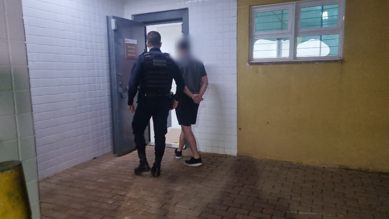 Jovem de 25 anos é detido por descumprir medida protetiva no bairro Santa Cruz Jovem de 25 anos é detido por descumprir medida protetiva no bairro Santa Cruz