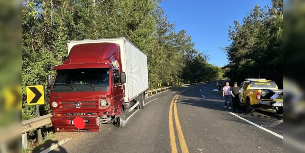 Motociclista morre em colisão frontal com caminhão na PR-090, nos Campos Gerais Motociclista morre em colisão frontal com caminhão na PR-090, nos Campos Gerais