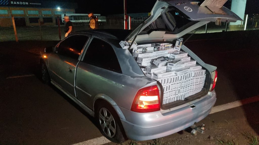 Astra abarrotado de cigarros é interceptado pela PM após tentativa de fuga na BR-277 em Cascavel Astra abarrotado de cigarros é interceptado pela PM após tentativa de fuga na BR-277 em Cascavel