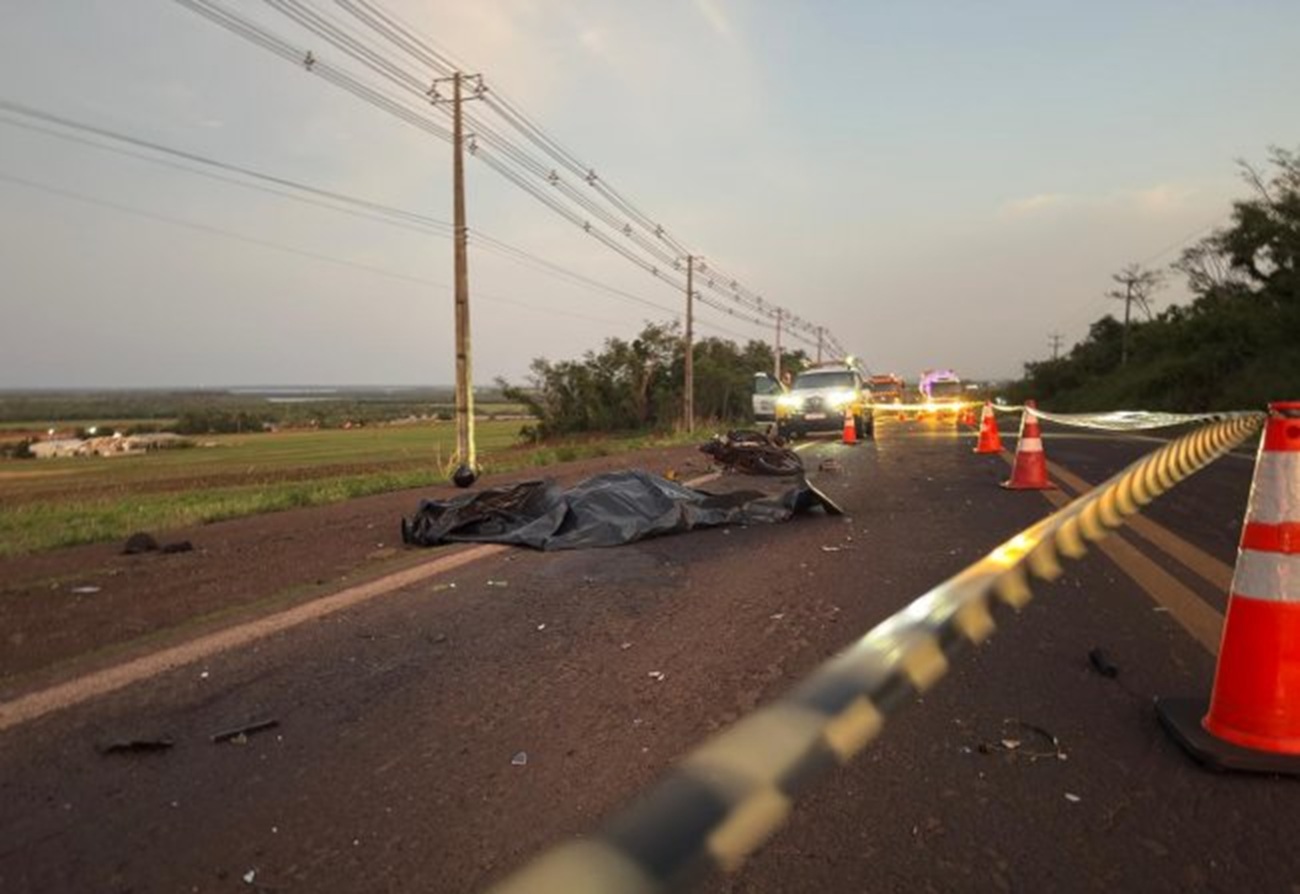 Motoneta bate de frente com caminhão e condutor morre na PR-488 Imagem referente a Motoneta bate de frente com caminhão e condutor morre na PR-488