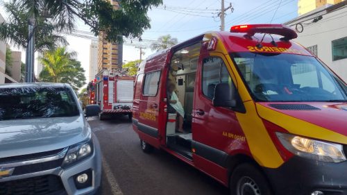 Mulher e criança sofrem queimaduras em incêndio em apartamento no Bairro Country, em Cascavel Imagem referente a Mulher e criança sofrem queimaduras em incêndio em apartamento no Bairro Country, em Cascavel