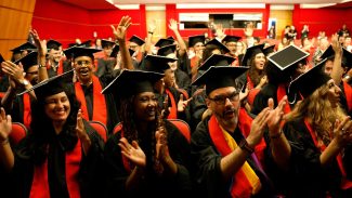 Formandos da Universidade das Quebradas celebram periferia na ABL