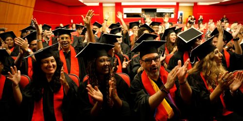Imagem referente a Formandos da Universidade das Quebradas celebram periferia na ABL
