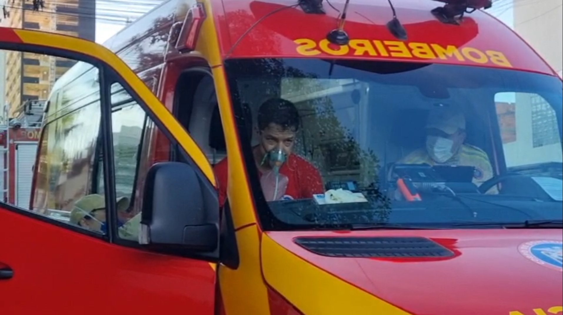 Bombeiros militares são atendidos pelo Siate após combate a incêndio em Cascavel Bombeiros militares são atendidos pelo Siate após combate a incêndio em Cascavel