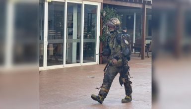 Imagem referente a Imagem mostra sargento exausto após resgatar moradora em incêndio no Edifício João Batista, em Cascavel