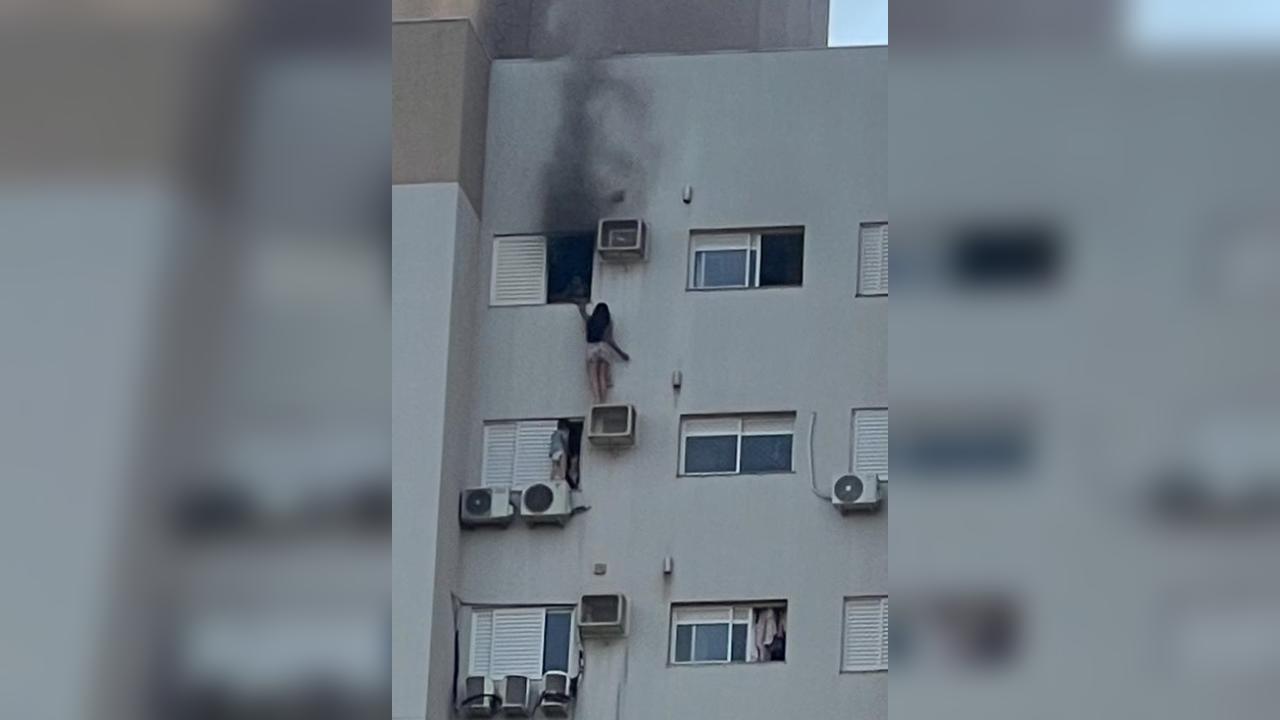 Imagens impressionantes mostram vizinhos auxiliando em resgate de moradores durante incêndio em Cascavel