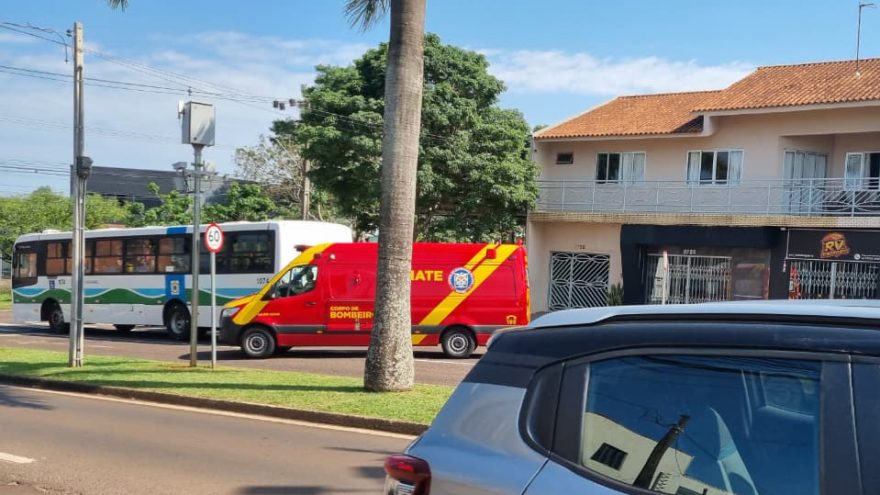 Mulher é socorrida após queda dentro de ônibus no bairro Coqueiral, em Cascavel