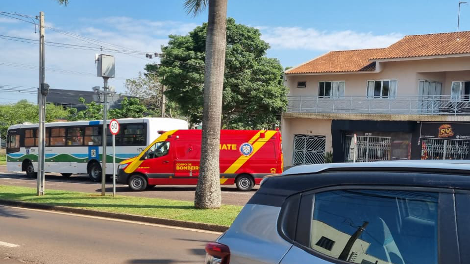 Mulher é socorrida após queda dentro de ônibus no bairro Coqueiral, em Cascavel