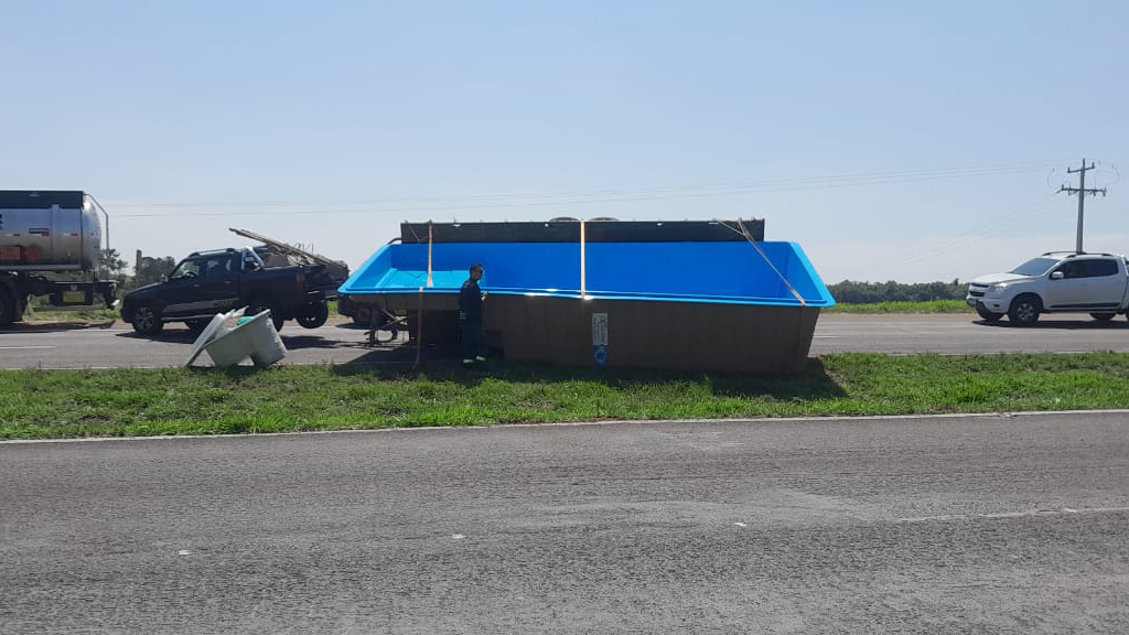 Carretinha carregada com piscina tomba no canteiro central da BR-163 em Cascavel