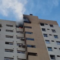Vítima do incêndio em apartamento, Sueli dos Reis recebe alta da UTI e é levada à enfermaria Imagem referente a Vítima do incêndio em apartamento, Sueli dos Reis recebe alta da UTI e é levada à enfermaria