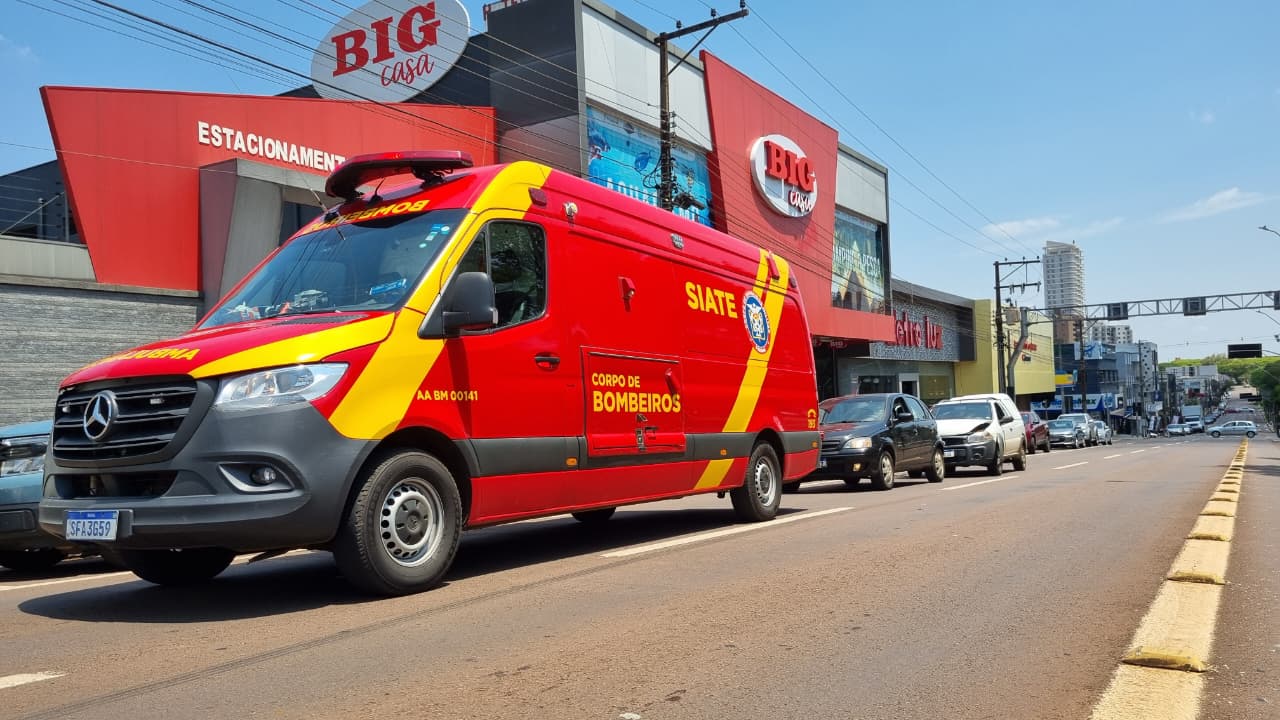 Carros se envolvem em colisão traseira na Avenida Brasil, no Centro