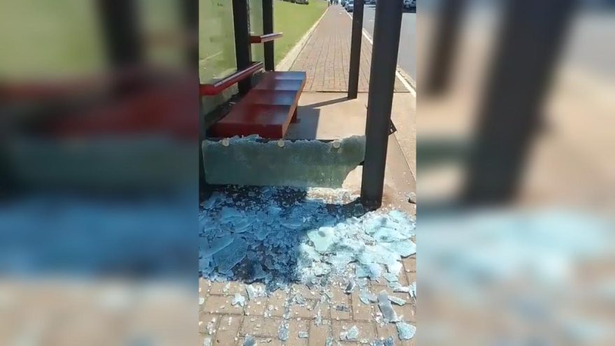 Ponto de ônibus é vandalizado na região norte de Cascavel