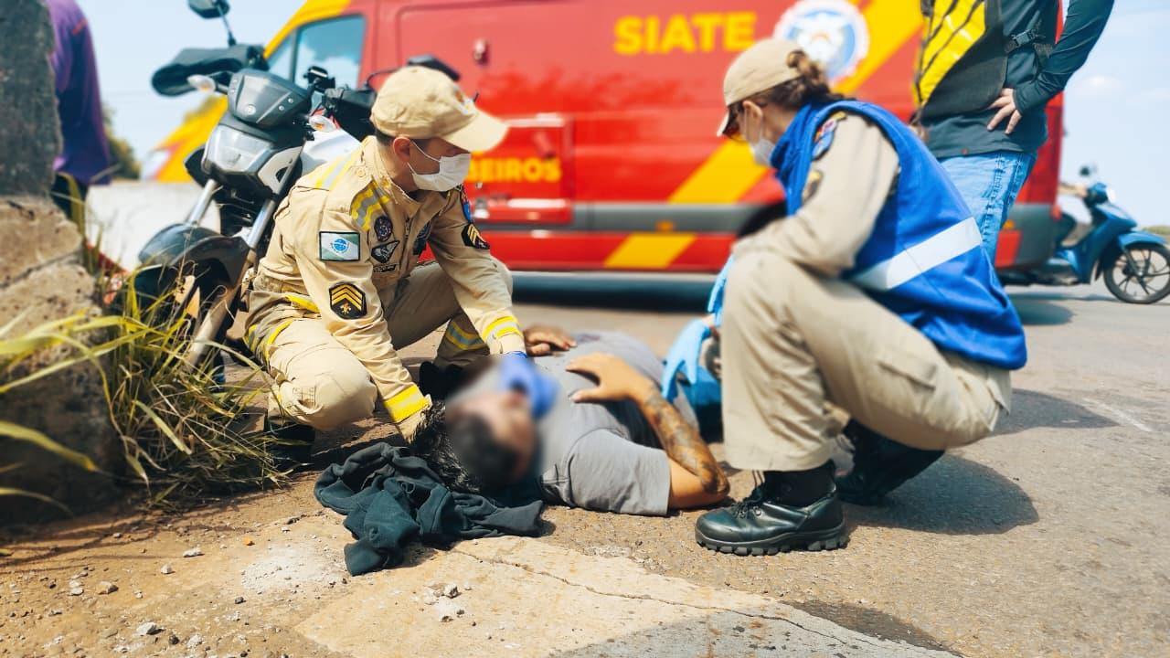 Motociclista sofre ferimentos no rosto em acidente na Rua Jacarezinho