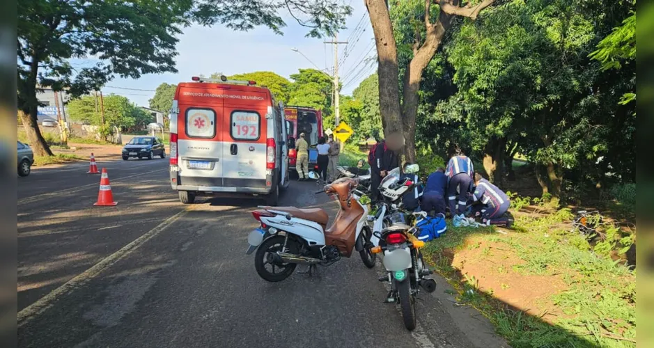 Moto bate em árvore após ser fechada por carro e deixa dois feridos no Paraná