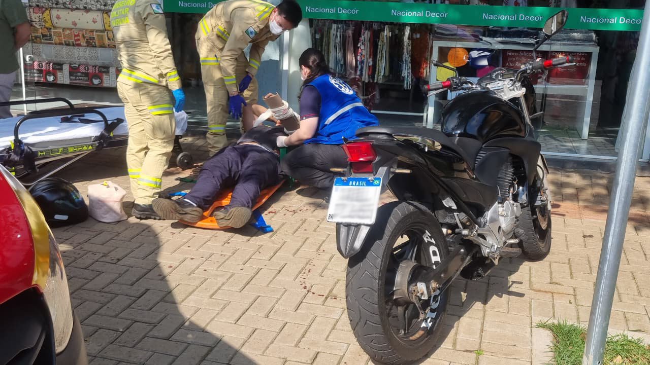 Motociclista quebra braço em acidente na Avenida Carlos Gomes, no Centro de Cascavel