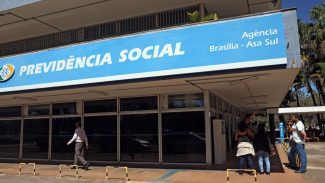 INSS suspende programa de redução de fila por falta de verba INSS suspende programa de redução de fila por falta de verba