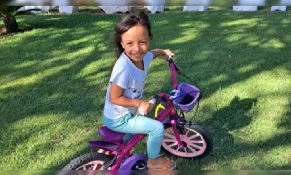 Mãe e padrasto são presos por matar e enterrar criança, de 5 anos, no quintal