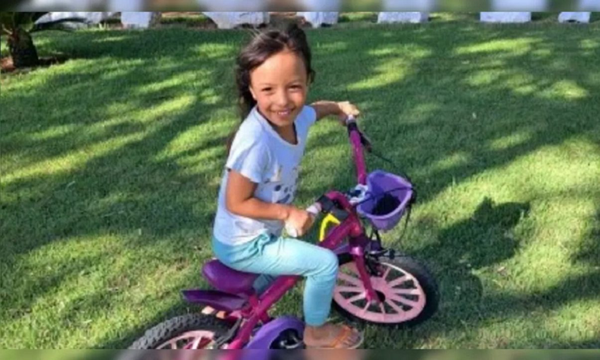 Mãe e padrasto são presos por matar e enterrar criança, de 5 anos, no quintal