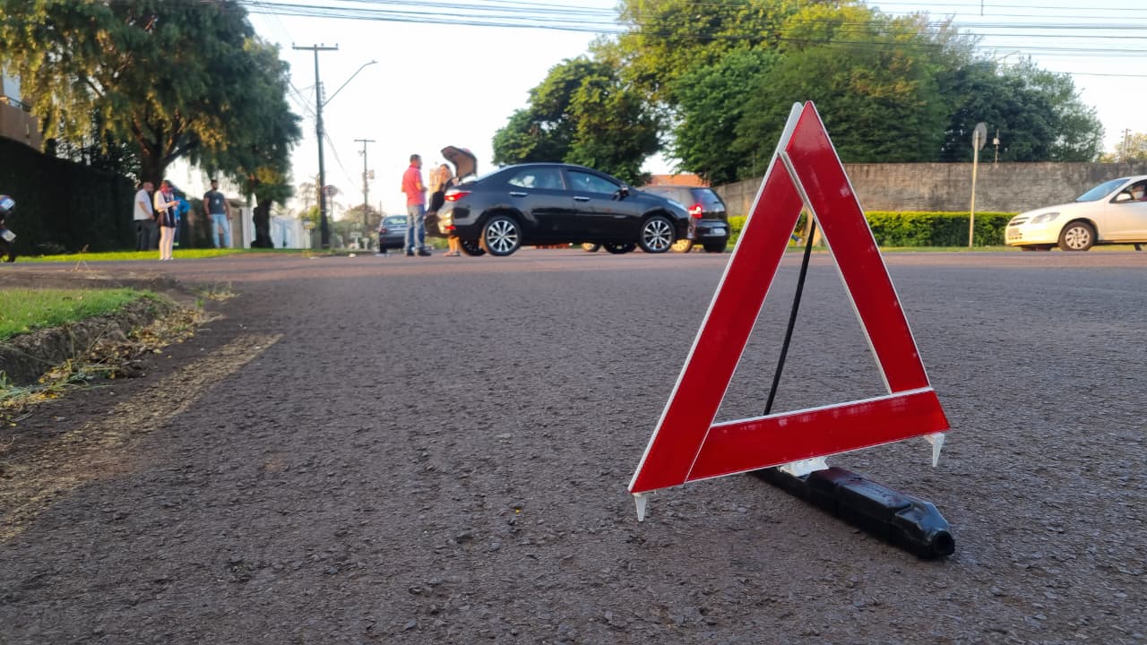 Acidente entre moto e carro deixa trabalhador ferido