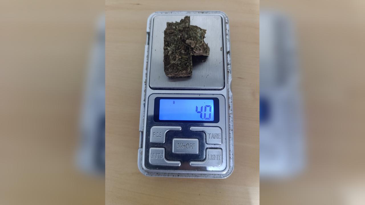PM apreende porção de maconha em abordagem na Rua Jacarezinho