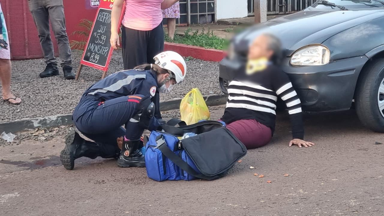 Mulher é atropelada na Rua Inglaterra e fica ferida