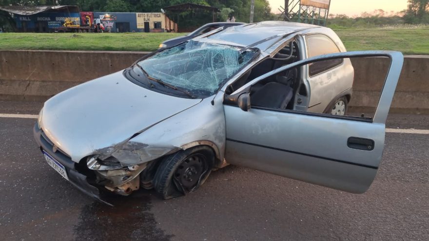 Capotamento deixa Corsa destruído na Br-277: Motorista sai ileso